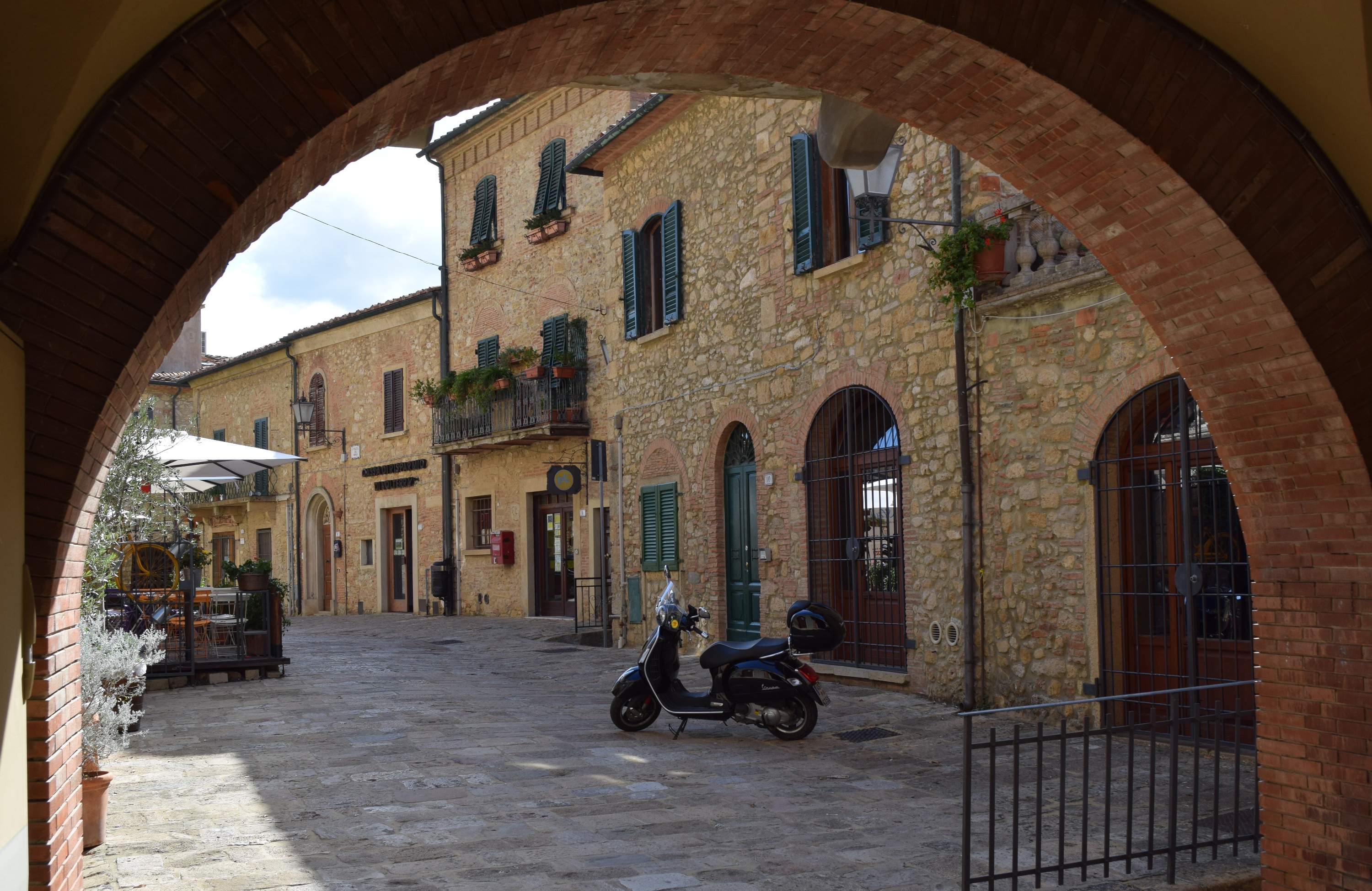 Casale Marittimo - Via Giusto Cancellieri - Toskana (I) - Vespa GTS 300