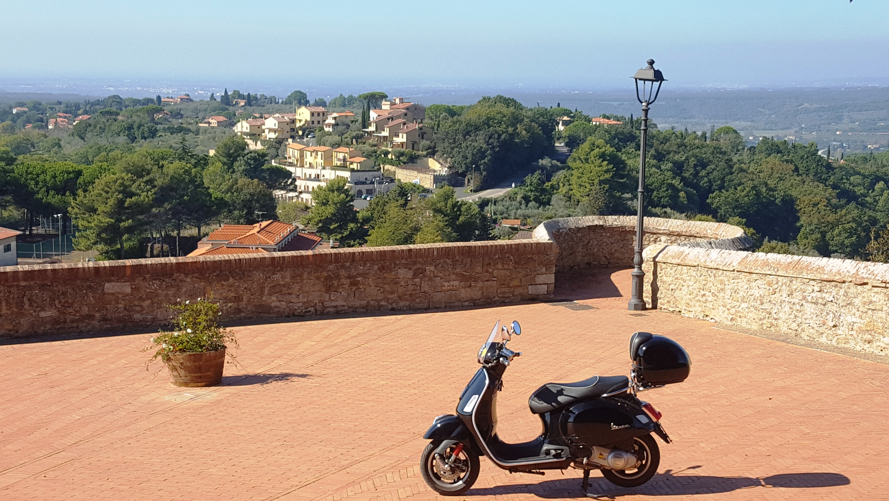 Montescudaio - Provinz Pisa - Toskana - Toscana - Vespa GTS 300