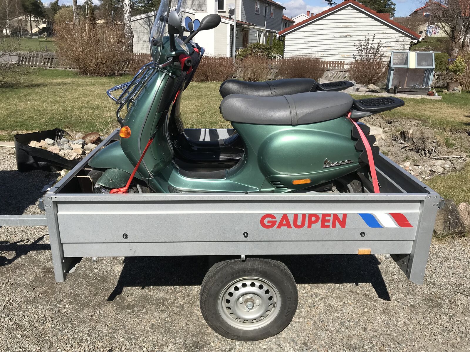 Vespa Transport auf Anhänger Breite 1,44 m Platz für 2 Vespas